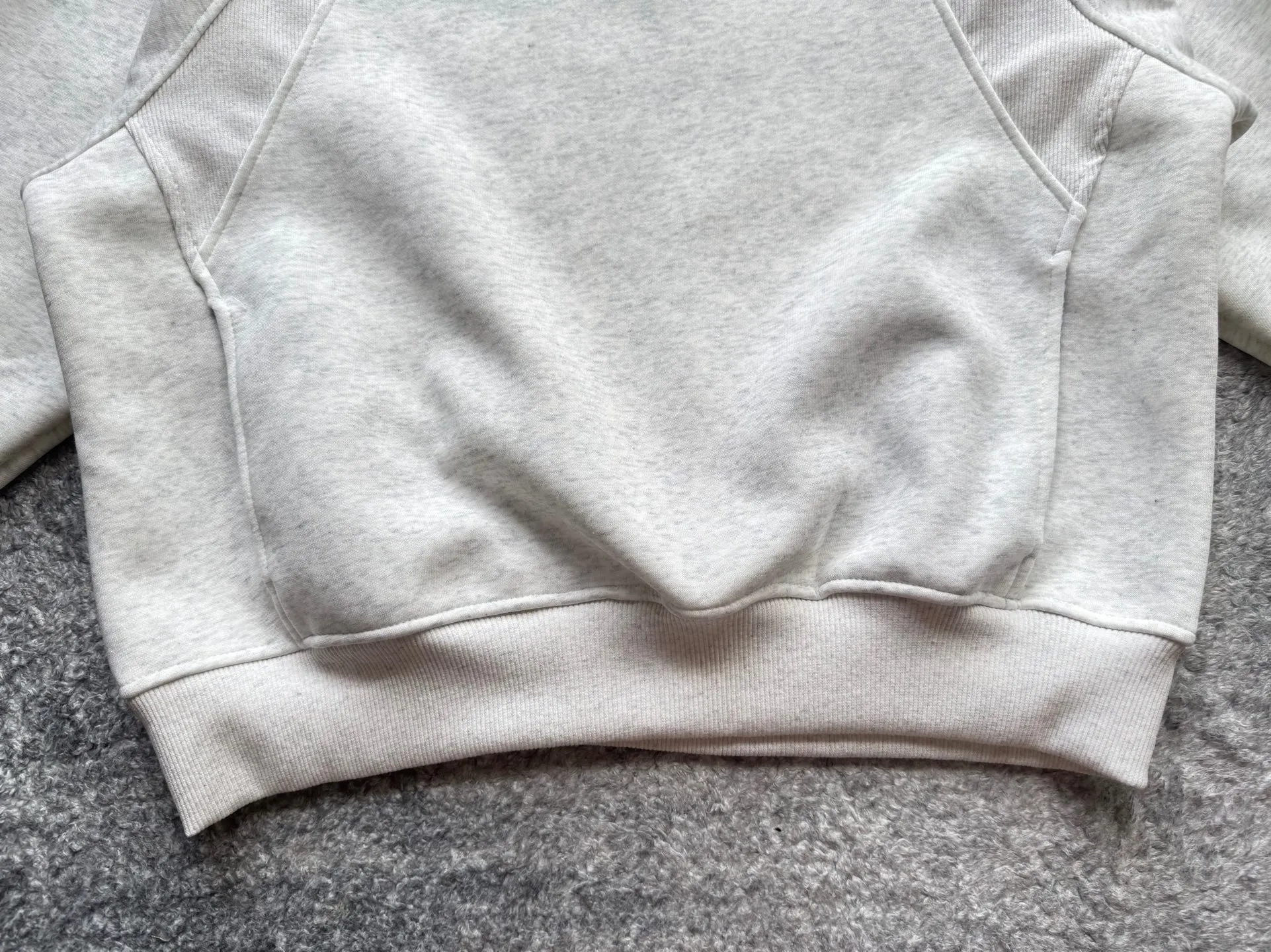 P220 Polo Ralph Lauren FW25 solid color embroidered logo sweatshirt. A sweatshirt is absolutely indispensable for the lazy feeling in autumn⛸️Ralph Luaren. The core is casual and relaxed, and the exterior is an American silhouette. It has a boyish laziness in place. It is unobtrusive but looks more timeless. 🕶️ The large drop shoulder version looks casual and fashionable. Wear it alone in spring and autumn or layer it in winter. It is completely a long-term sweatshirt in the wardrobe🫶🏻 Size Length Sleeve Length Bust M 63.5 80.5 130 L 65 82 134 XL 66.5 83.5 138